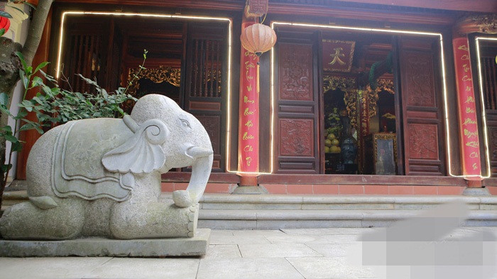 Toàn bộ công trình được làm bằng gỗ, trong đó có những loại gỗ quý như gỗ lim, cẩm lai và sến. Ảnh: Vietnamnet.