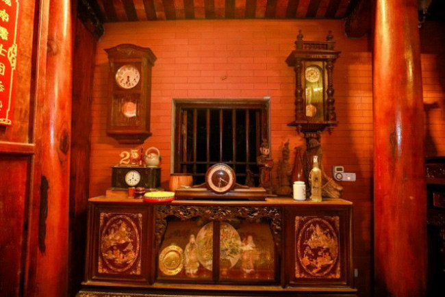 Mỗi vật dụng trong khu nhà thờ đều mang ý nghĩa cổ xưa. Ảnh: Dân Việt.