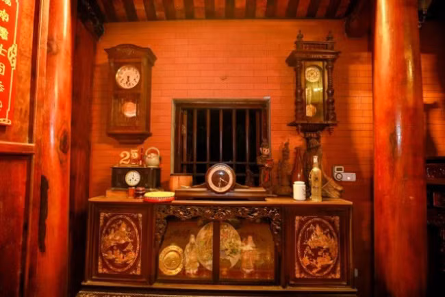 Mỗi vật dụng trong khu nhà thờ đều mang ý nghĩa cổ xưa. Ảnh: Dân Việt.