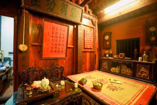 Chiếc sập phía trước gian thờ được làm bằng gỗ mít rừng có giá trị khoảng 300 triệu đồng. Ảnh: Dân Việt.