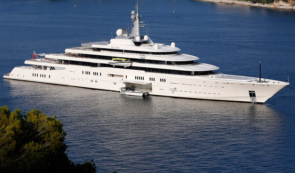 Tỷ phú người Nga Roman Abramovich là chủ sở hữu của Eclipse, chiếc du thuyền đắt thứ hai trên thế giới. Du thuyền trị giá khoảng 1,5 tỷ USD, có khả năng chìm tới 50m dưới nước.