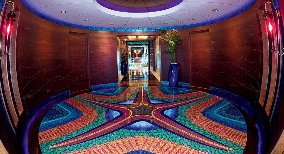 Với 350 triệu USD, du thuyền Dubai có hẳn một hồ bơi lát gạch thủ công tinh xảo. Các bức tranh trên tường được khảm thủ công phức tạp.