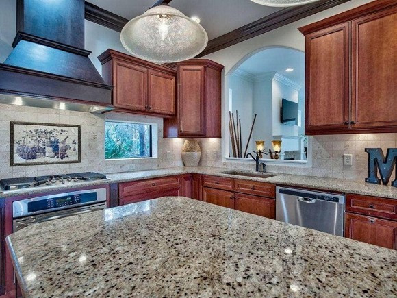 Mặt bếp ốp đá granite.