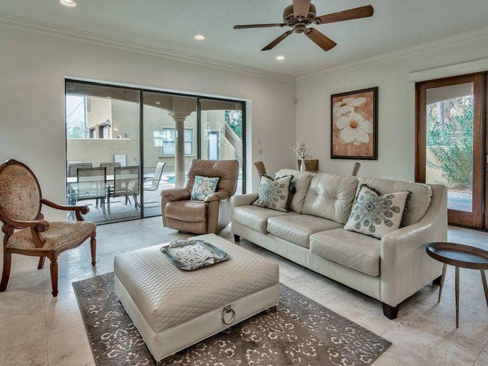 Phòng khách thoáng sáng với sofa êm ái.