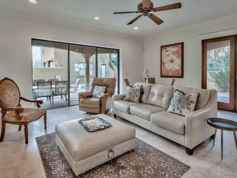 Phòng khách thoáng sáng với sofa êm ái.