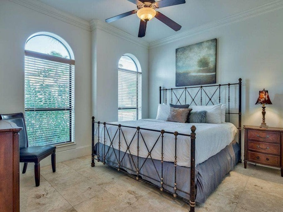 Chiếc giường kim loại với nệm dày gợi cảm giác hoài cổ trong một phòng ngủ khác.