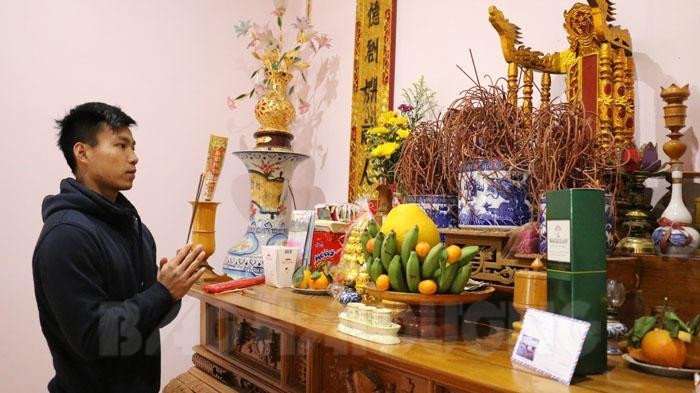 Khu vực ban thờ trang nghiêm là nơi Văn Thanh thắp nhang báo công lên tổ tiên sau những chiến thắng cùng đội tuyển Việt Nam. Ảnh: Baohaiduong.