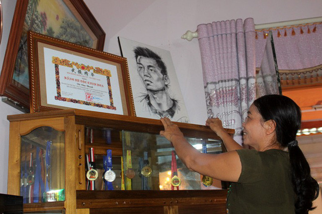 Trong nhà có một góc riêng trưng bày thành tích của Văn Thanh. Ảnh: Giadinhxahoi.