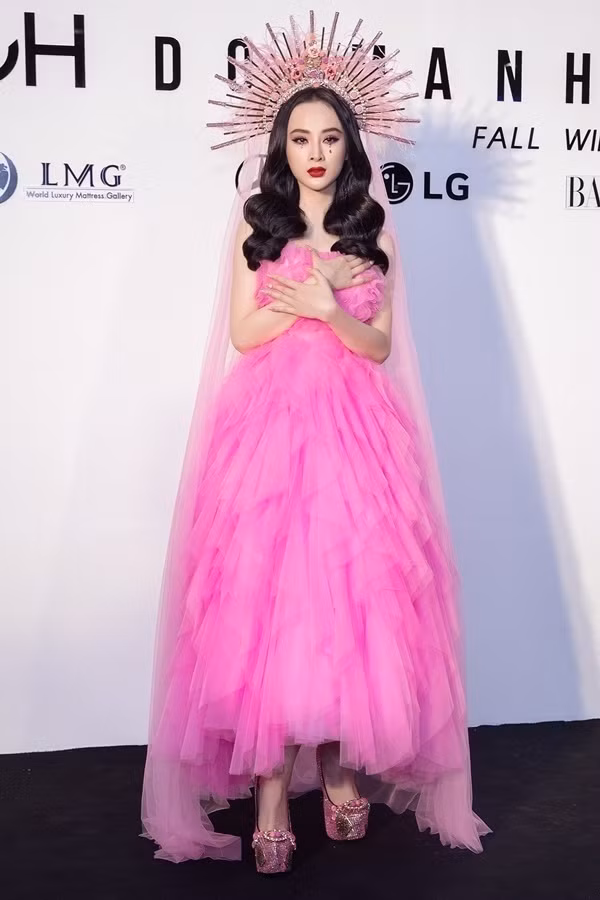 Phong cach trang diem khac nhau cua 5 my nhan Viet tuoi Hoi