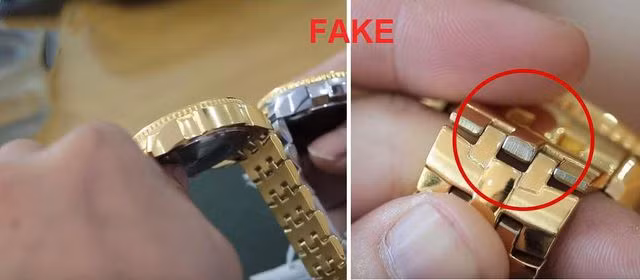 Với đồng hồ dây kim loại, bạn có thể kiểm tra bằng cách giữ chặt dây đồng hồ lắc qua lắc lại. Nếu là đồng hồ hàng hiệu chính hãng, dây rất chắc chắn; nếu là hàng giả, dây thường lỏng lẻo, nhanh giãn.