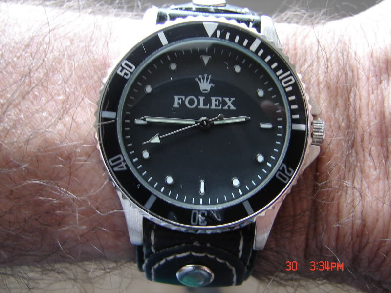 Hơn nữa, đồng hồ hàng hiệu chính hãng luôn đi kèm với hộp đựng, túi xách, hướng dẫn sử dụng đóng quyển và thẻ bảo hành toàn cầu của hãng. Logo và chữ in trên các phụ kiện này phải rõ nét, sắc sảo.