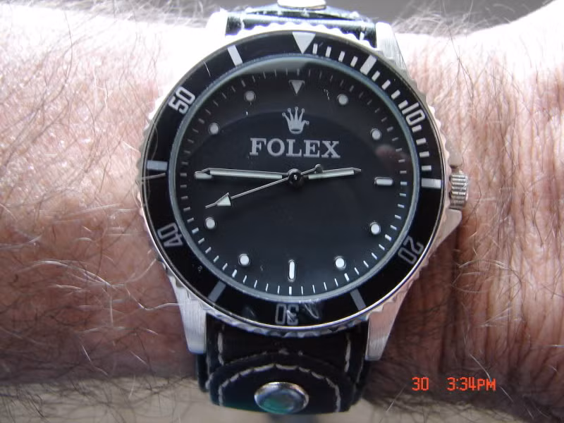 Hơn nữa, đồng hồ hàng hiệu chính hãng luôn đi kèm với hộp đựng, túi xách, hướng dẫn sử dụng đóng quyển và thẻ bảo hành toàn cầu của hãng. Logo và chữ in trên các phụ kiện này phải rõ nét, sắc sảo.