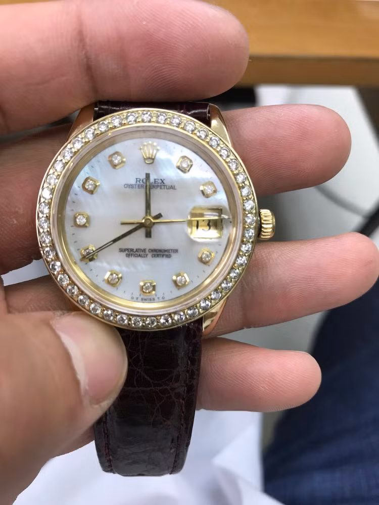 Tốt hơn hết, nên mua đồng hồ ngay tại đại lý được ủy quyền, thay vì tìm kiếm trên các trang bán lẻ như eBay, Gumtree...