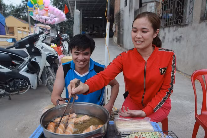 Tiet lo danh tinh doi vo chong “tinh phoc” trong mieu Du Di nam 2019