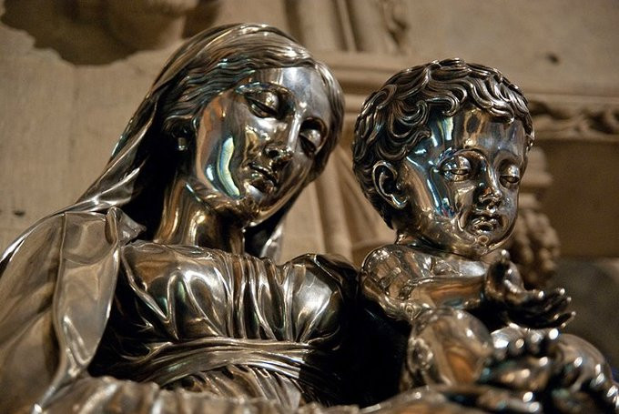 Nhà thờ Đức Bà Paris còn lưu giữ một kho cổ vật quý giá, bao gồm nhiều trang sức bằng đồng, đá quý, vàng, các bức tượng thánh, thánh giá... khi đăng cơ của Napoleon..