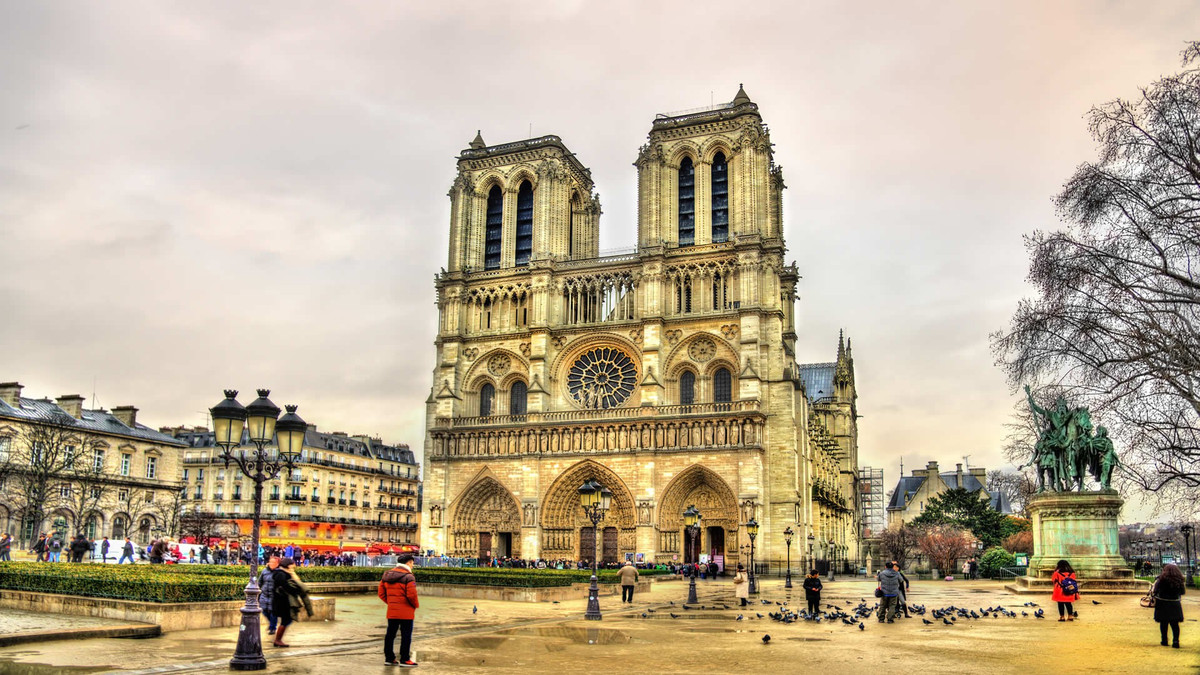 Tòa nhà nổi bật với những cột đá đồ sộ.