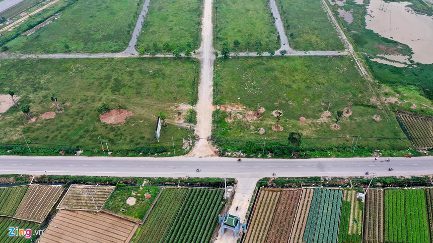 Khu đất này trước đây là đất nông nghiệp, nằm sát trục đường chính liên xã, xung quanh là vườn hoa Mê Linh và dân cư sinh sống.