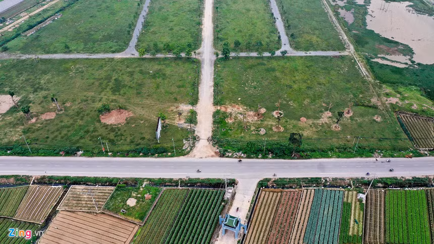 Khu đất này trước đây là đất nông nghiệp, nằm sát trục đường chính liên xã, xung quanh là vườn hoa Mê Linh và dân cư sinh sống.