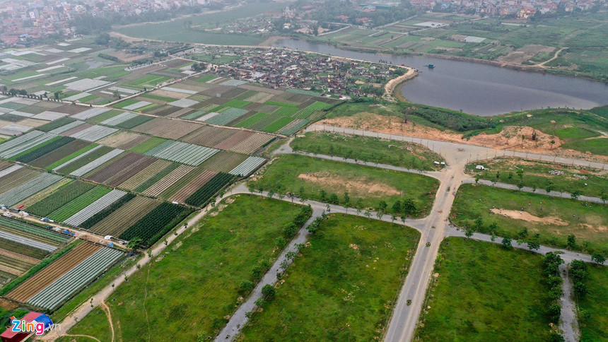 Nguyên nhân được các chủ đầu tư đưa ra là do phải điều chỉnh lại quy hoạch 1/500 do thay đổi dự án chuyển từ Vĩnh Phúc về Hà Nội năm 2008 và cả khó khăn trong giải phóng mặt bằng. Với lý do này, có những dự án chỉ còn vướng vài trăm m2 đất chưa giải phóng mặt bằng, cũng lấy cớ và không triển khai.