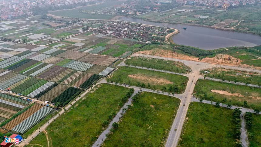 Nguyên nhân được các chủ đầu tư đưa ra là do phải điều chỉnh lại quy hoạch 1/500 do thay đổi dự án chuyển từ Vĩnh Phúc về Hà Nội năm 2008 và cả khó khăn trong giải phóng mặt bằng. Với lý do này, có những dự án chỉ còn vướng vài trăm m2 đất chưa giải phóng mặt bằng, cũng lấy cớ và không triển khai.