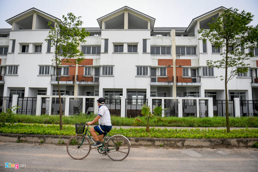 Khoảng chục ngôi nhà ở khu đô thị Minh Giang – Đầm Và (xã Tiền Phong) được xây dựng chắc chắn nhưng không có người ở.