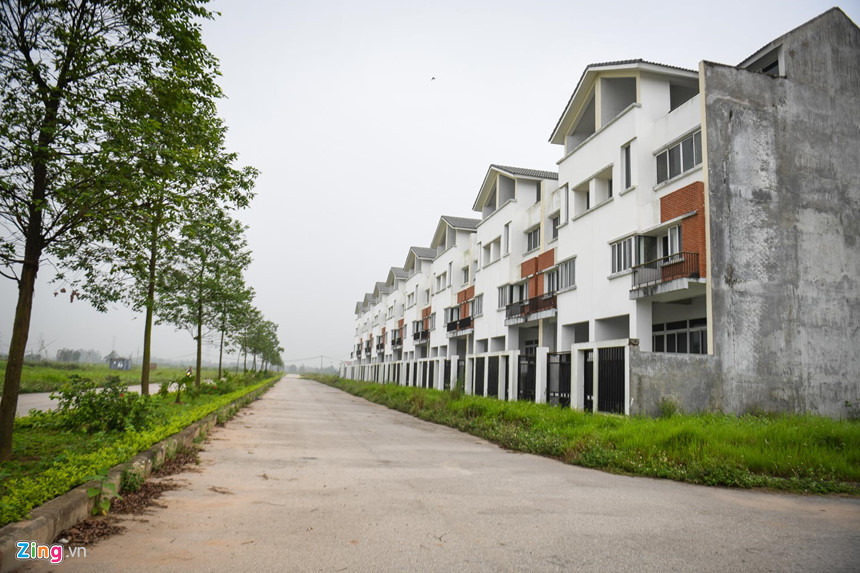 Ngoài dự án đô thị tại Mê Linh, hàng loạt khu đô thị mới được phê duyệt ồ ạt ở các cửa ngõ thủ đô như Đan Phượng, Hoài Đức... sau 10 năm sáp nhập về Hà Nội đến nay vẫn trong cảnh dở dang.