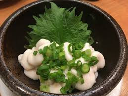 Tuy nhiên, ngon nhất là chưng shirako với các loại nấm, củ cải và cà rốt. Nguồn ảnh: BuzzFeed.