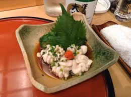 Những ai lần đầu thưởng thức không tránh khỏi cảm giác e dè vì còn nguyên vị tanh nồng. Người đã quen thì cho rằng, đây là món ngon với kết cấu mềm mượt, như tan nhanh trên đầu lưỡi.