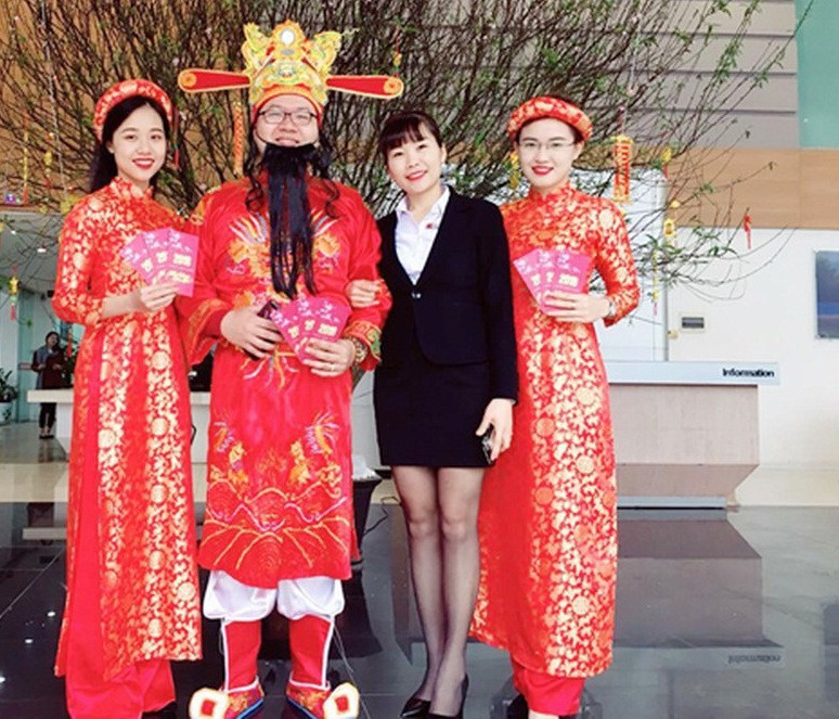 Để có người xông đất diện quần áo thần tài, có thêm cả phong bao đỏ cho nhà chủ, khách hàng có thể phải chi tới cả triệu đồng. Với các công ty thuê cả nhóm mua lân rồng, mức giá có thể lên tới 10 triệu đồng. Ảnh: Baohatinh.