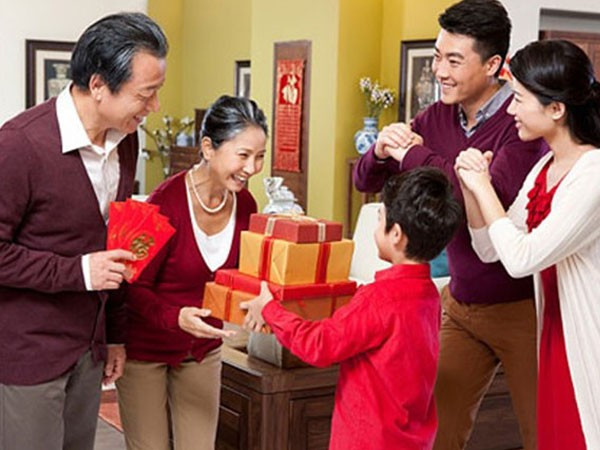 Dịch vụ cho thuê người xông đất vào thời khắc giao thừa cũng ngày càng được ưa chuộng. Bởi, nhiều người tin rằng, người hợp tuổi đến nhà đầu năm thì cả năm sẽ gặp nhiều may mắn. Ảnh: Internet.