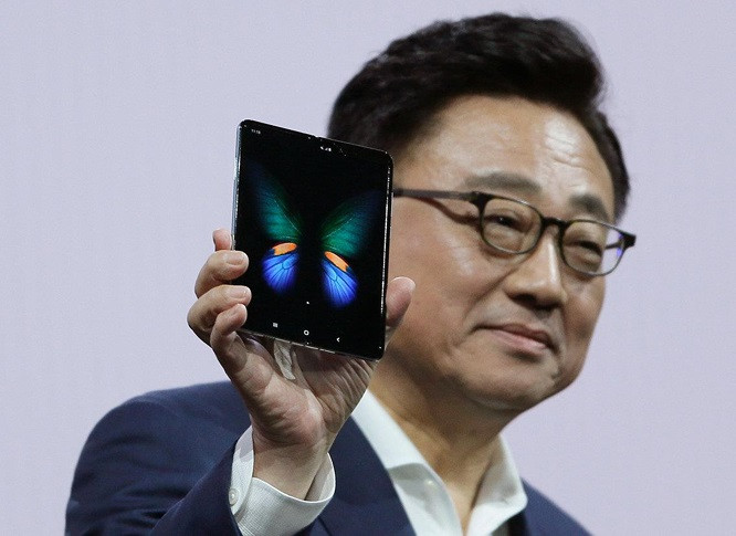 Dien thoai gap Galaxy Fold gia 2000 USD se la mot su rui ro lon?-Hinh-2