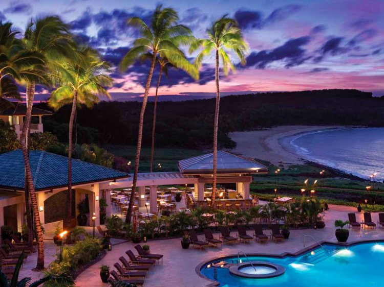 4. Đảo Hawaii - tỷ phú Larry Ellison. Chi phí: 300 triệu USD (7.000 tỷ VND). Đối với người sáng lập tập đoàn danh tiếng Oracle, Ellison, ngôi nhà của ông là cả một hòn đảo của Hawaii, Lanai, mà ông mua lại vào năm 2012 với giá 300 triệu USD, theo CNBC. Thiên đường nhiệt đới của ông có diện tích hơn 3.600 m2, với hai khu nghỉ dưỡng và một thị trấn với dân số 3.200 người.