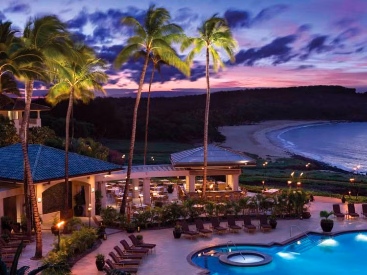 4. Đảo Hawaii - tỷ phú Larry Ellison. Chi phí: 300 triệu USD (7.000 tỷ VND). Đối với người sáng lập tập đoàn danh tiếng Oracle, Ellison, ngôi nhà của ông là cả một hòn đảo của Hawaii, Lanai, mà ông mua lại vào năm 2012 với giá 300 triệu USD, theo CNBC. Thiên đường nhiệt đới của ông có diện tích hơn 3.600 m2, với hai khu nghỉ dưỡng và một thị trấn với dân số 3.200 người.