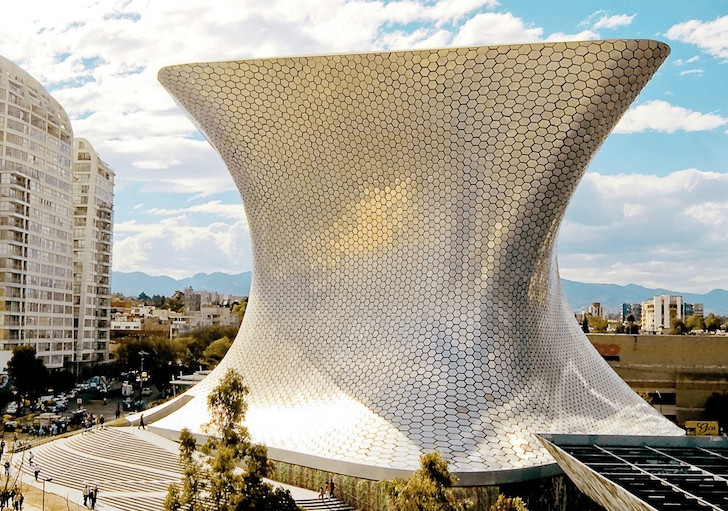 9. Bảo tàng của Carlos Slim ở Mexico. Chi phí: 800 triệu USD (hơn 18.000 tỷ VND). Có hai loại người sưu tầm nghệ thuật: Những người sở hữu bộ sưu tập nghệ thuật và những người sở hữu bảo tàng của riêng họ. Với tài sản ròng trị giá 71,4 tỷ USD, ông trùm viễn thông Carlos Slim là người giàu nhất Mexico. Năm 2011, ông mở Bảo tàng Soumaya - một bảo tàng nghệ thuật sáu tầng – phục vụ việc trưng bày bộ sưu tập huyền thoại mà ông sở hữu. Tổng cộng, tỷ phú Carlos Slim sở hữu hơn 65.000 tác phẩm, bao gồm một số tác phẩm nghệ thuật vô giá của châu Âu và Mexico.