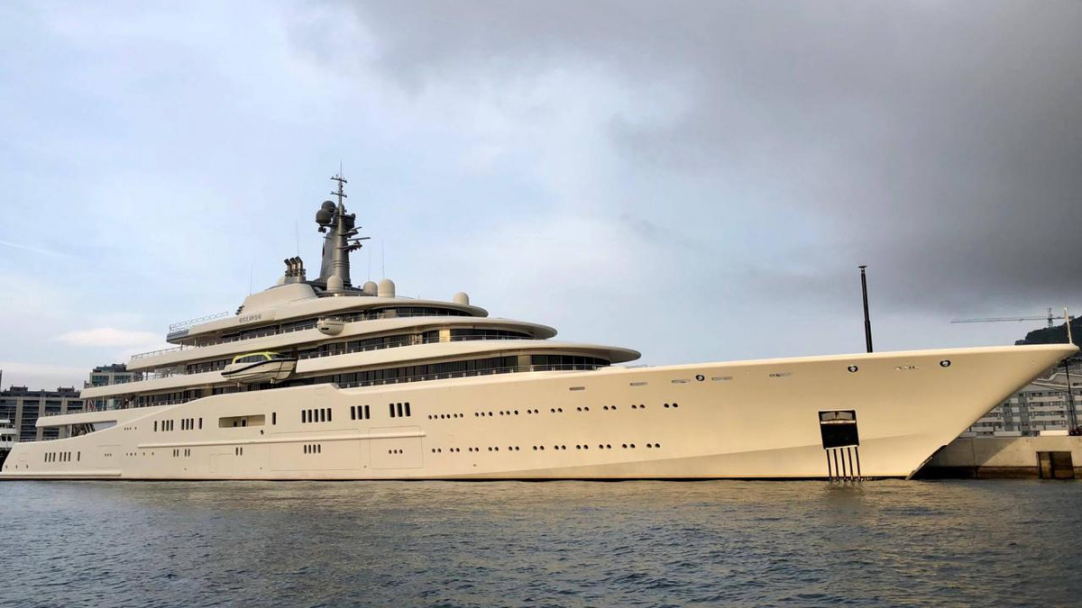 3. Siêu du thuyền - tỷ phú Roman Abramovich. Chi phí: 1,2 tỷ USD (gần 28.000 tỷ VND). Du thuyền là vũ khí quan trọng trong cuộc chiến giành quyền lực của giới siêu giàu trên thế giới. Tỷ phú Nga Roman Abramovich sở hữu du thuyền lớn nhất và đắt nhất thế giới, Eclipse. Ra mắt vào năm 2010, Eclipse sở hữu 560 m2 không gian sống với 11 dãy phòng. Du thuyền này còn sở hữu 3 tàu ngầm có thể lặn sâu tới 50m.