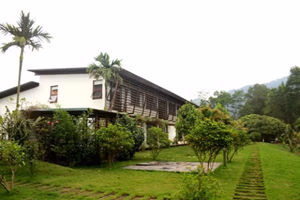 Kết luận cũng chỉ rõ các trường hợp điển hình về vi phạm trật tự xây dựng trong quy hoạch rừng. Trong đó có trường hợp gia đình ông Trương Anh Quân, vợ là Đỗ Mỹ Linh (gia đình ca sĩ Mỹ Linh). Ảnh: Vietnamnet.