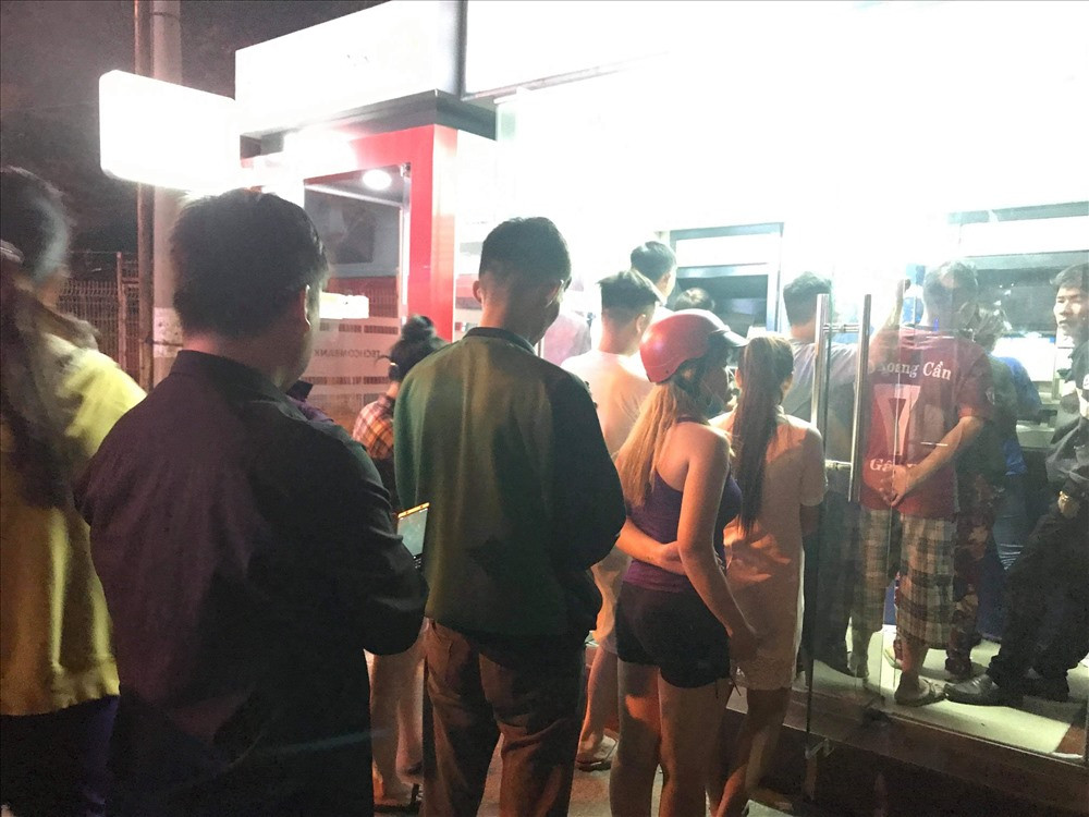 Kho nhu cong nhan khu cong nghiep rut ATM ngay Tet
