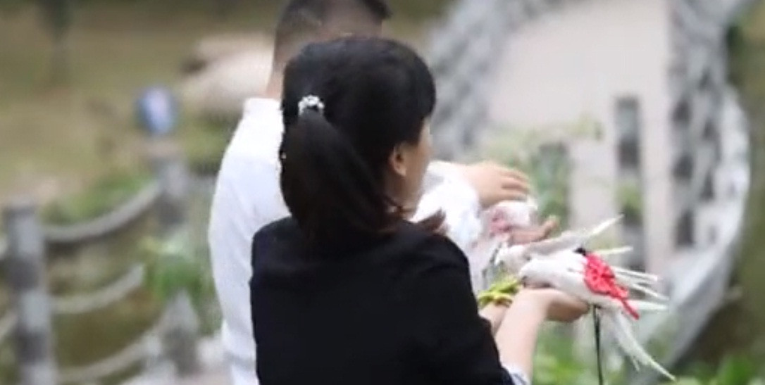 Nhờ đó, cô gái trẻ thu nhập lên tới 30 nghìn NDT (tương đương 105 triệu đồng) mỗi tháng. Ảnh: Weibo.