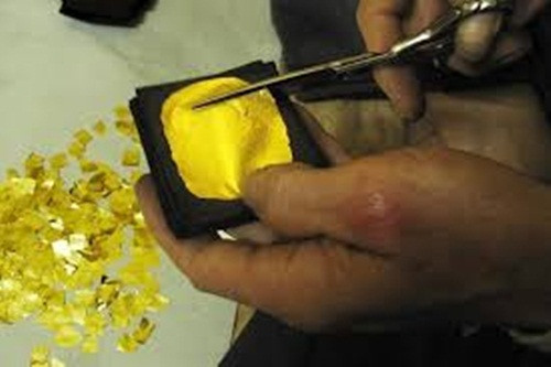 Nghề dát vàng đòi hỏi ở người thợ sự kiên trì, tỉ mỉ với những thao tác và kỹ thuật cao. Ảnh: Kieuky.