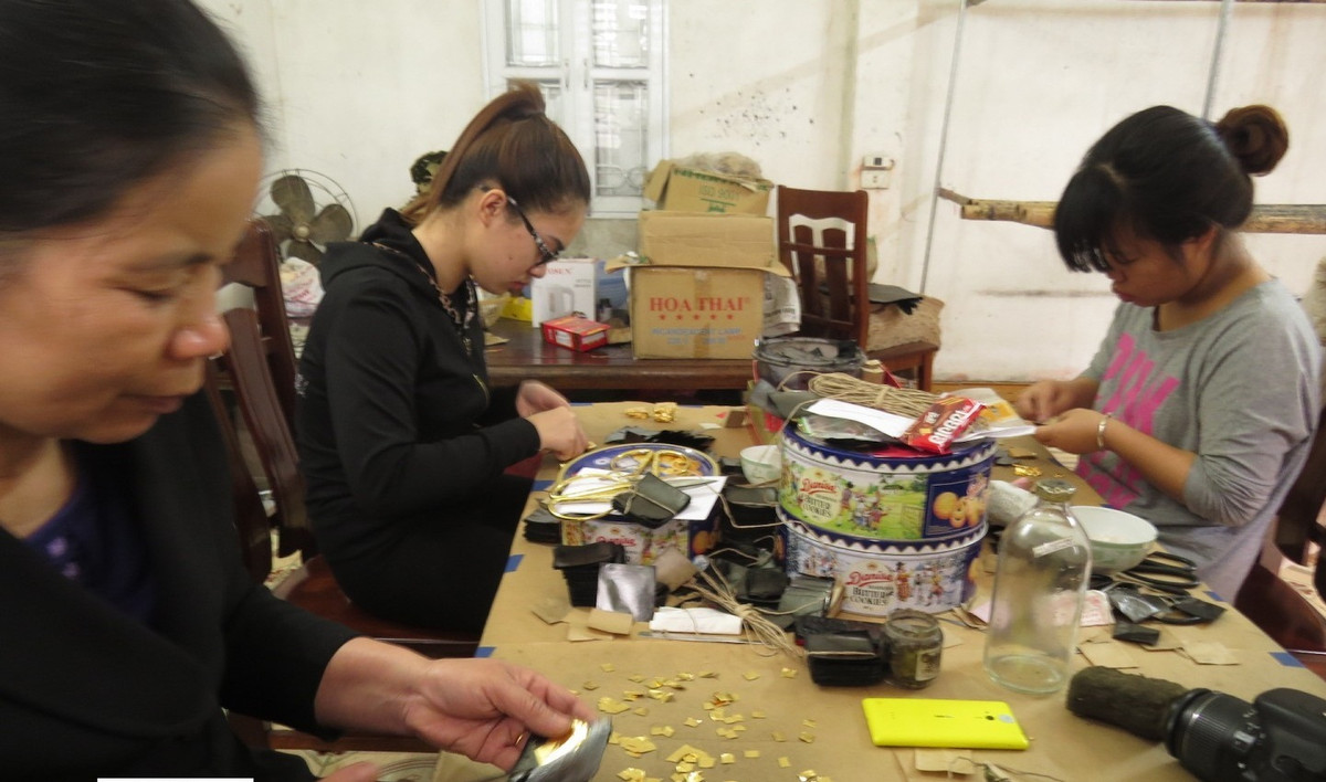 Theo sử sách ghi lại thì nghề dát vàng quỳ có từ 300 năm trước dưới thời Hậu Lê. Từ khi ra đời, làng nghề dát vàng quỳ Kiêu Kỵ đã trải qua bao biến cố, thăng trầm. Ảnh: Travel360.