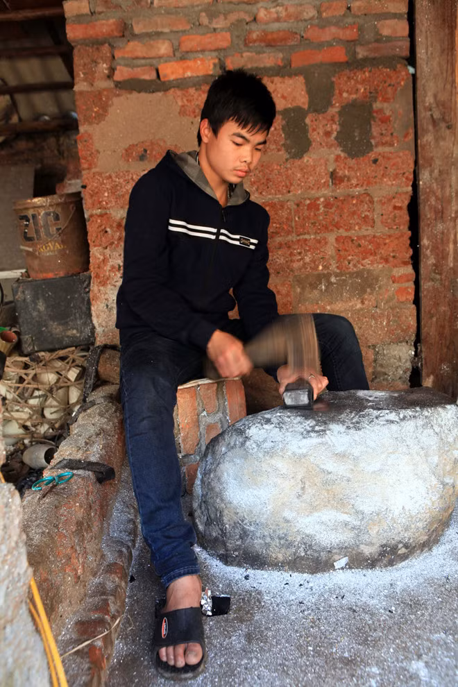 Một chỉ vàng có thể dập thành một nghìn tờ giấy. Ảnh: Zing.