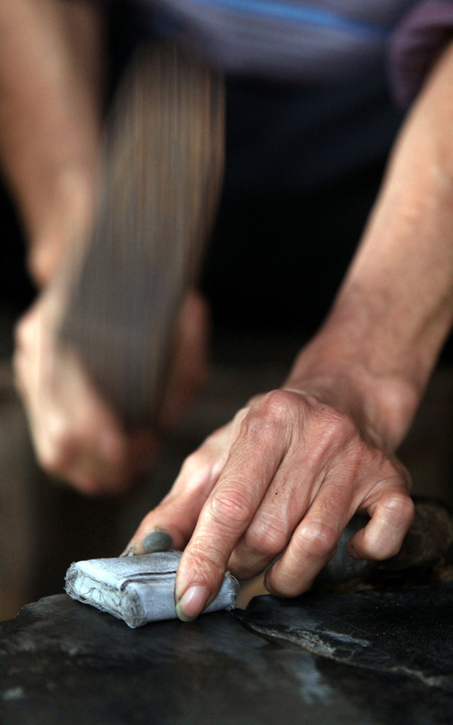 Đây là công đoạn có tính quyết định đến chất lượng vàng dát lên có màu sáng hay xỉn. Công đoạn này thường mất khoảng hơn một giờ. Ảnh: Zing.