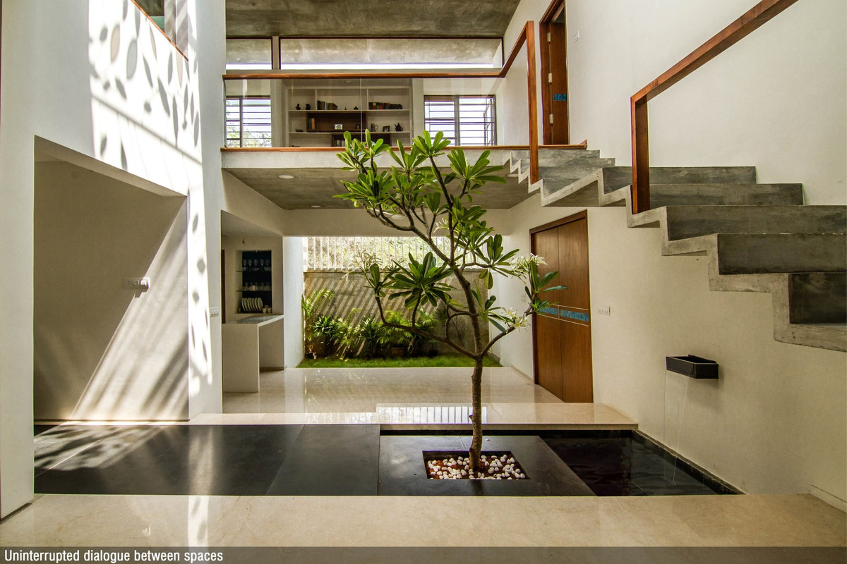 Trái với vẻ sặc sỡ bên ngoài, bên trong lại mang nét thô mộc của trần nhà bê tông và gỗ.