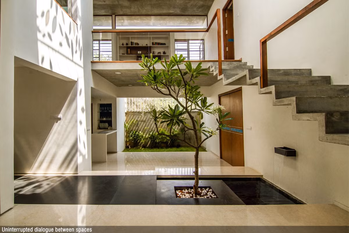 Trái với vẻ sặc sỡ bên ngoài, bên trong lại mang nét thô mộc của trần nhà bê tông và gỗ.