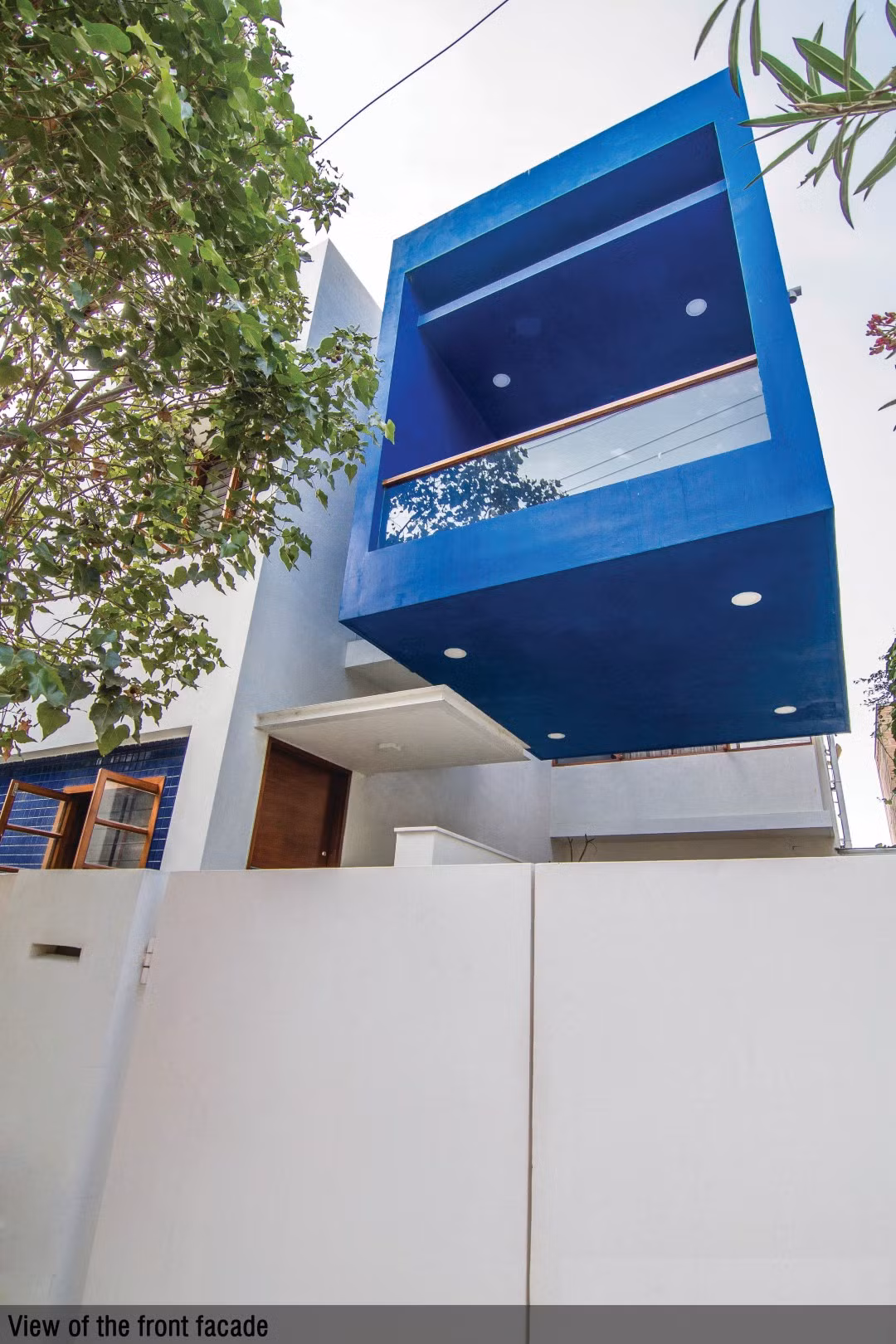 Tọa lạc tại thành phố Bengaluru (Ấn Độ), ngôi nhà nổi bật với khối ban công được sơn màu xanh nước biển đậm.