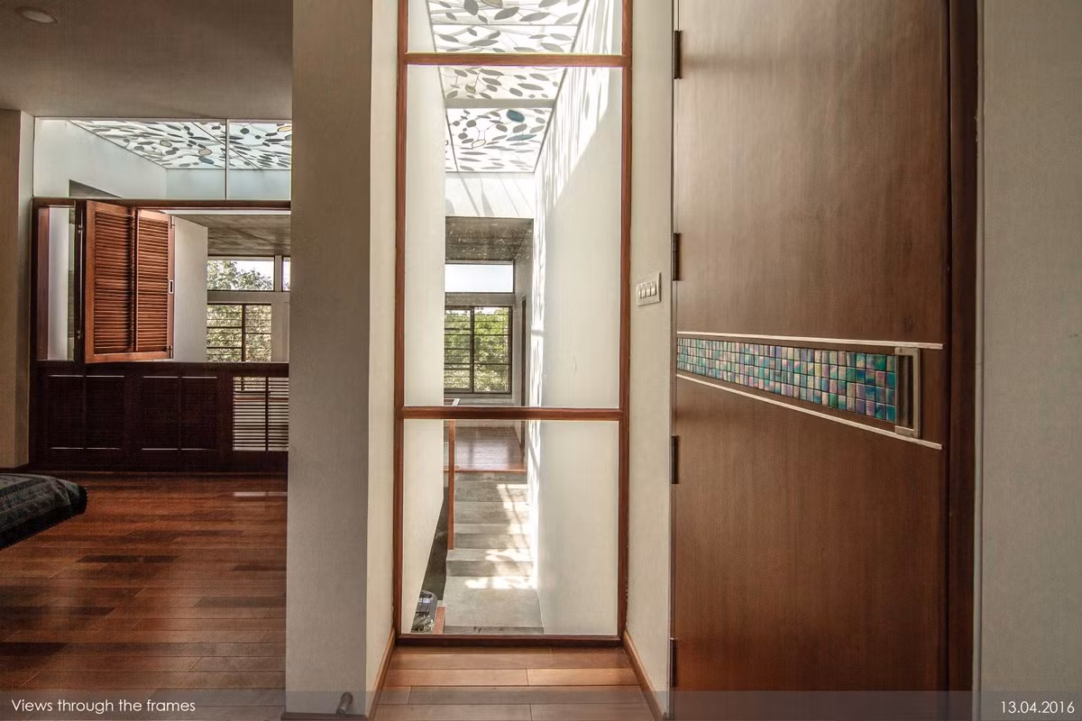 Ánh nắng chiếu qua phần mái che giếng trời với hoa văn sắc màu tạo "hoa nắng" đẹp mắt.