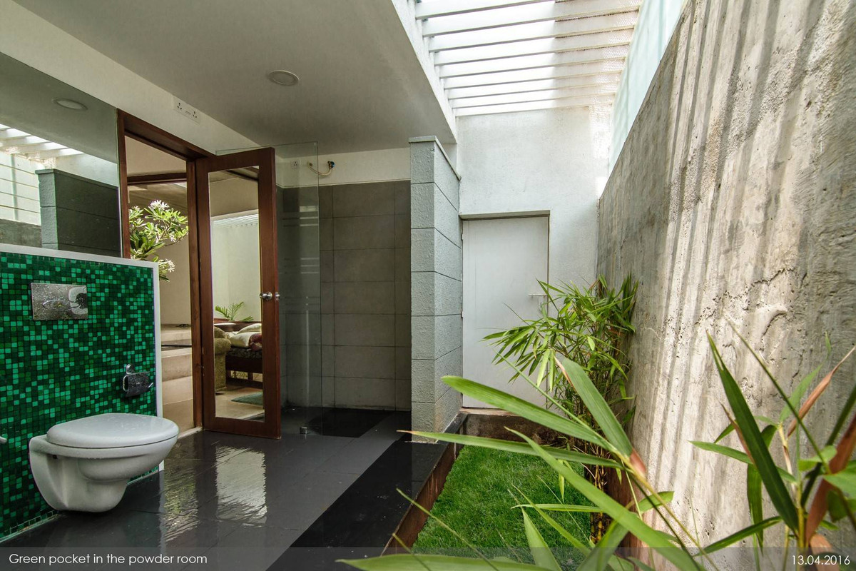 Phòng tắm thiết kế mở với giếng trời mang con người gần với thiên nhiên. Nguồn ảnh: Thearchitectsdiary.