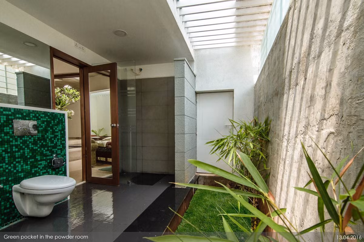 Phòng tắm thiết kế mở với giếng trời mang con người gần với thiên nhiên. Nguồn ảnh: Thearchitectsdiary.