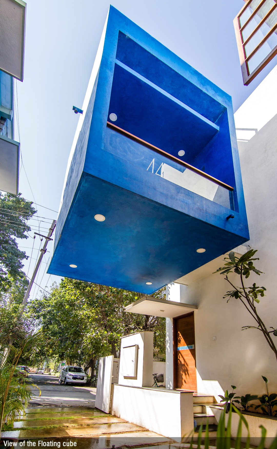 Trên diện tích đất 190m2, kiến trúc sư đã chia căn nhà thành 2 khối trước và sau.