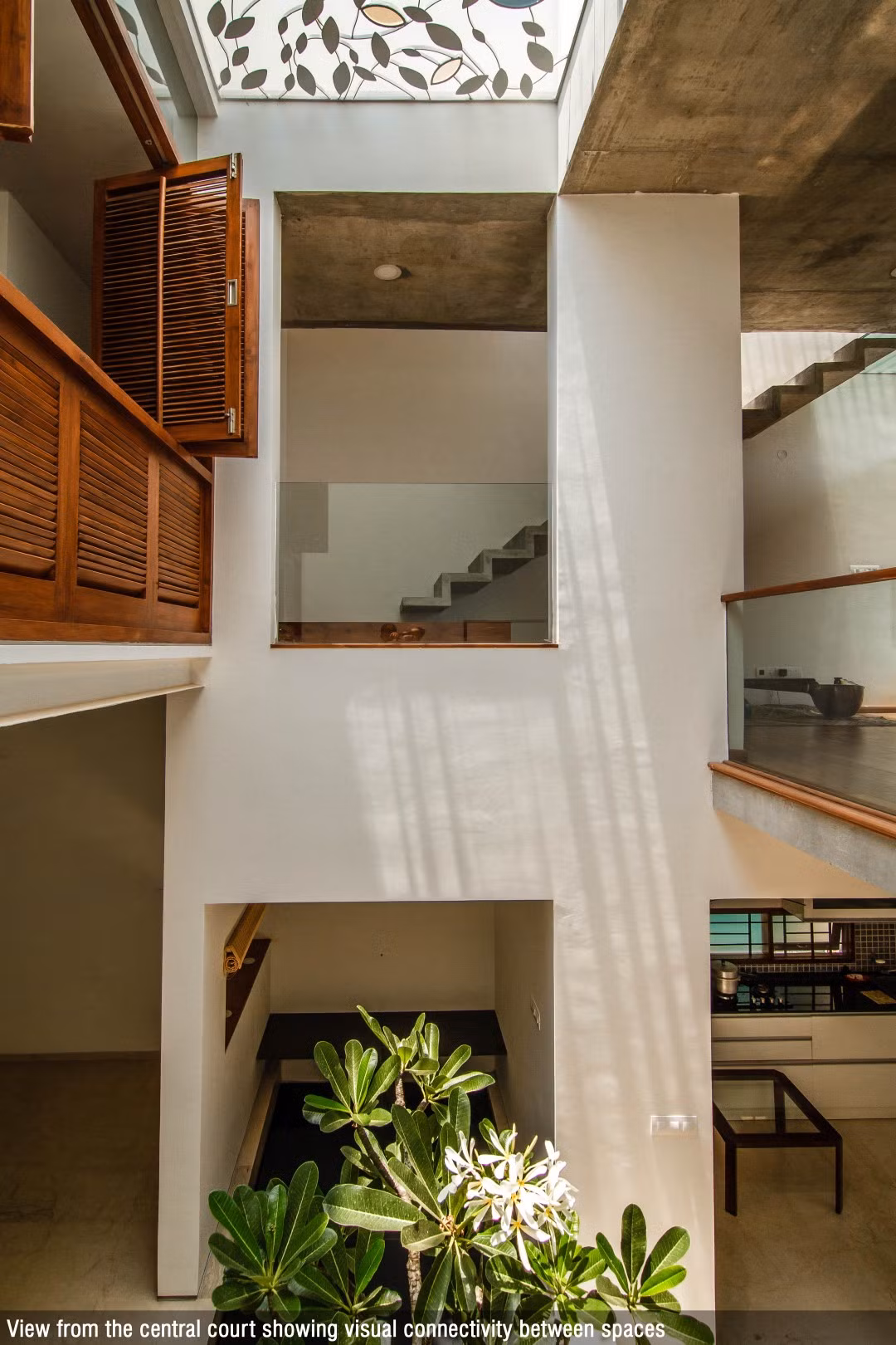 Dưới khu vực thông tầng còn được trồng nhiều cây tạo không gian xanh.